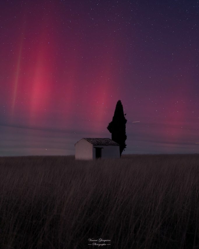 Ph94-Sous la danse des lumières, cabanon devient gardien le temps d'un l'instant.